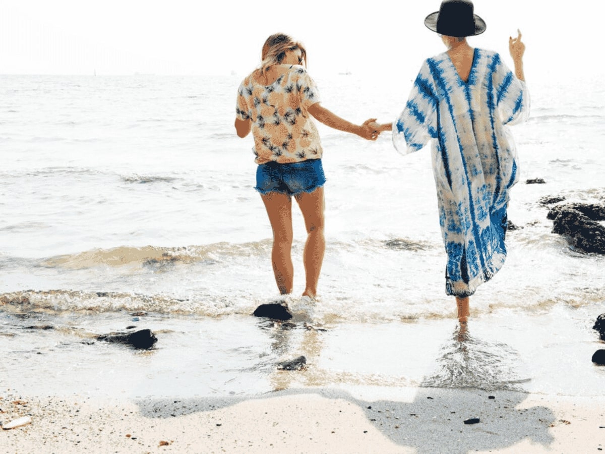 Casual Hawaiian outfits for a beach day