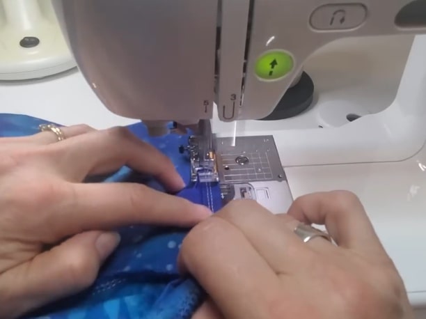 To begin, use a serger or zigzag stitch to finish the raw edge.